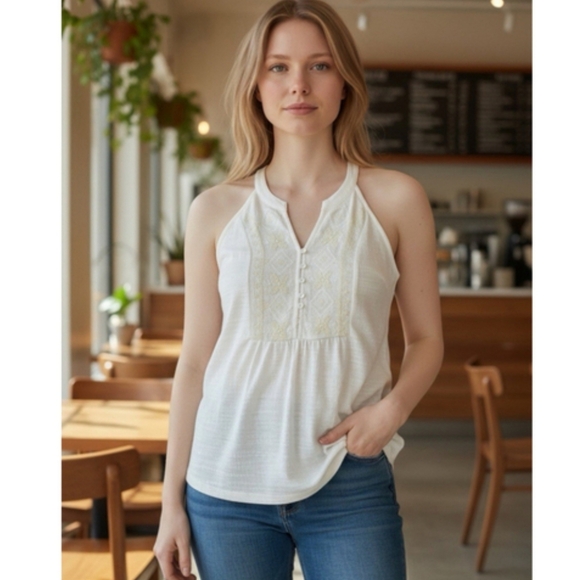 Cable & Guage White Sleeveless Floral Embroidered Top - Picture 2 of 8